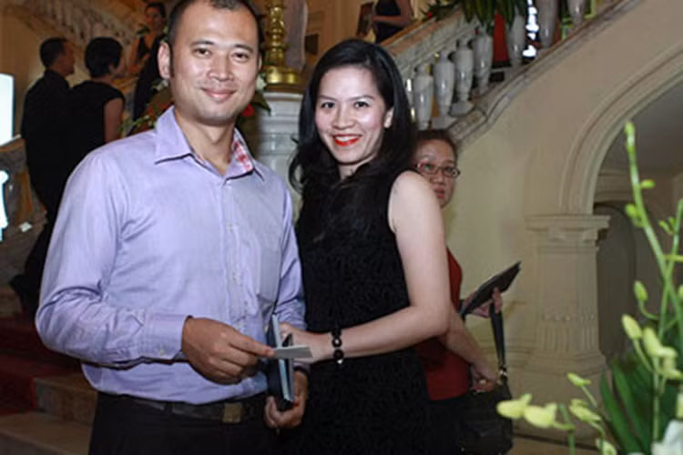 Vợ Long Vũ đảm đương tốt công việc BTV và là người phụ nữ biết chăm lo gia đình, yêu thương chồng con. BTV Long Vũ luôn dành lời cánh cho vợ trong những dịp hiếm hoi chia sẻ về đời tư. Hiện tại, đây là cặp đôi vàng nên duyên từ nhà đài. Ảnh: Zing