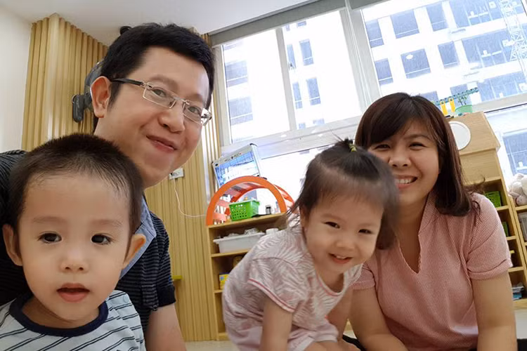 Trên trang cá nhân, BTV Việt Khuê thường xuyên khoe gia đình nhỏ của mình. Hiện tại, vợ chồng anh có 2 nhóc tì kháu khỉnh. Ảnh: FBNV