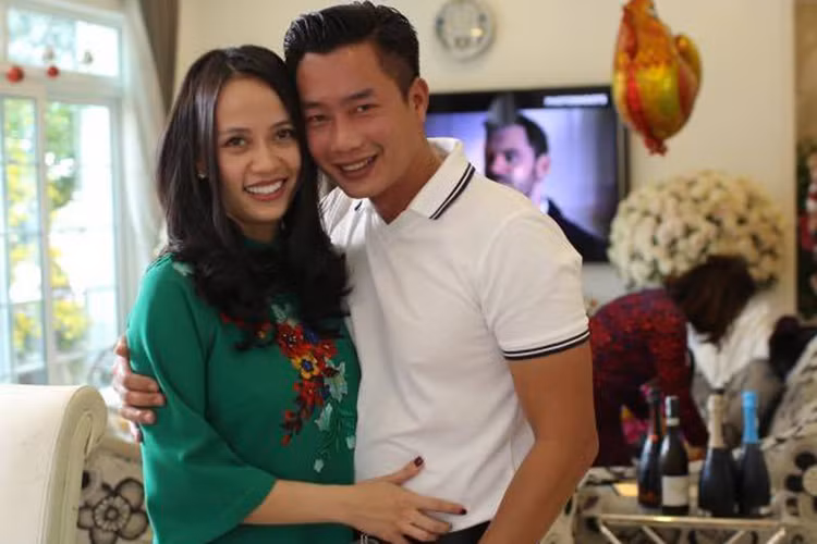 Cũng như BTV Long Vũ, BTV Hoa Thanh Tùng hiện có tổ ấm hạnh phúc. Vợ của anh là Lan Phương. Cả hai gặp nhau khi Thanh Tùng theo nhà báo Lại Văn Sâm vào Đà Nẵng làm chương trình SV 2000 và Lan Phương là thành viên đội tuyển SV 2000. Ảnh: FBNV