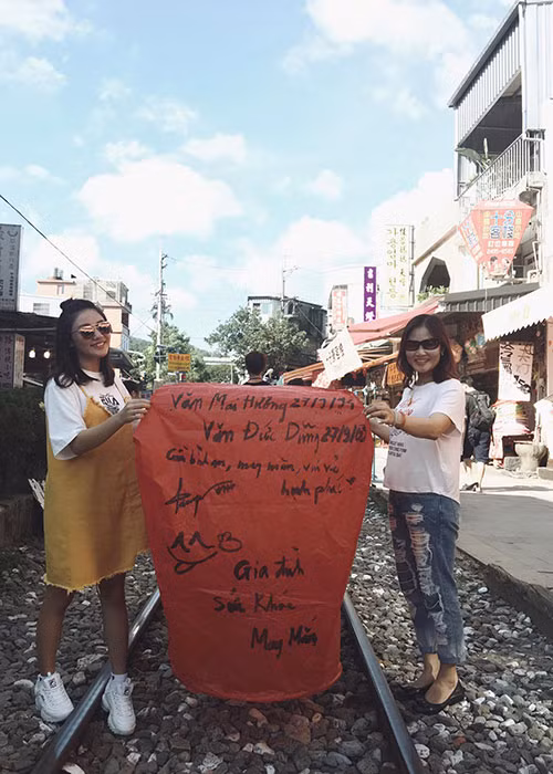 Văn Mai Hương cùng bố mẹ thả đèn hoa đăng tại Đài Loan.