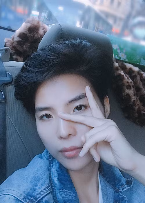 Vũ Cát Tường than thở: "Không đuối vì quá đuối. Quần quật từ 8h sáng đến bây giờ... Đi diễn, đi dạy, đi thu âm, giờ lên ráp sân khấu cho bọn nhỏ...Có ai thương tôi đâu?".