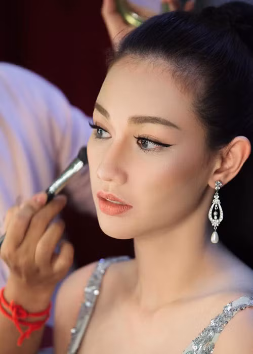 MC Quỳnh Chi đẹp không tỳ vết ở hậu trường một buổi quay chương trình.