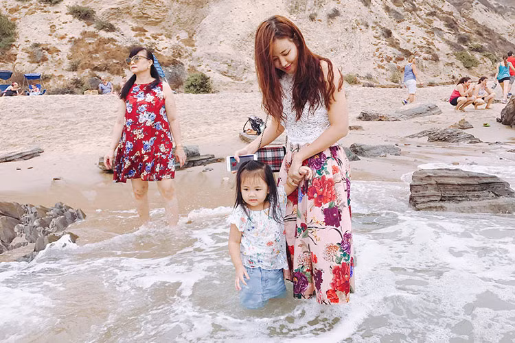 Maya tiết lộ dù còn nhỏ nhưng con gái của cô đã biết quan tâm đến mẹ. "Hai ngày bay show, thành quả là thất lạc hành lý giờ chưa tìm thấy. Về nhà đưa em đi chơi vì thương em quá, hôm qua trời mưa to em lo ướt áo mẹ nên vội vàng hét lên gọi thôi chết rồi mưa to quá bà ơi, ướt hết áo mẹ rồi. Nói rồi em ý lấy miếng bìa báo che lên đầu để ra ngoài định cất quần áo cho mẹ em đấy. Cảm động với em chưa? Có em là điều tuyệt vời nhất của mẹ", nữ ca sĩ viết.