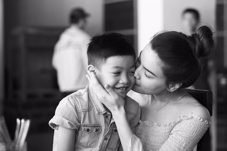 Hồ Ngọc Hà khoe ảnh âu yếm con trai. "Cậu ngọt ngào, biết điều, tình cảm, lanh lợi, nhanh trí, không bao giờ làm ai buồn lòng. Lúc nào mẹ cũng hôn cậu vì mẹ yêu cậu nhất", nữ ca sĩ chia sẻ thêm.