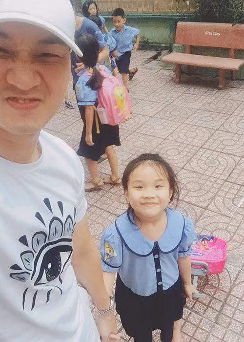 MC Thành Trung không thể đưa con gái đi khai giảng năm học mới nhưng đã đón bé lúc tan trường như mọi khi.