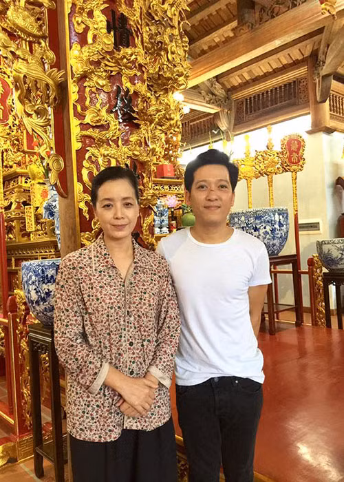 Diễn viên Chiều Xuân cùng danh hài Trường Giang đến thăm nhà thờ Tổ nghiệp của Hoài Linh.