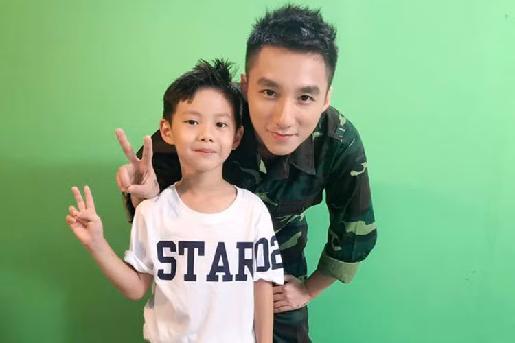 Đăng Khôi đưa con trai đến gặp Sơn Tùng MTP trong buổi quay quảng cáo.