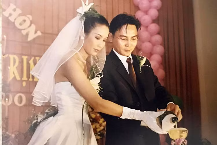 Trịnh Kim Chi chia sẻ: “Ngày 21/9/2000, em tin là hai đứa mình sẽ hạnh phúc và hôm nay 21/9/2017, em vẫn tin như vậy… Cám ơn ông xã”.