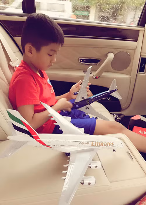 Con trai Lệ Quyên say mê lắp mô hình máy bay là một trong những tin tức sao Việt trong ngày 21/9.