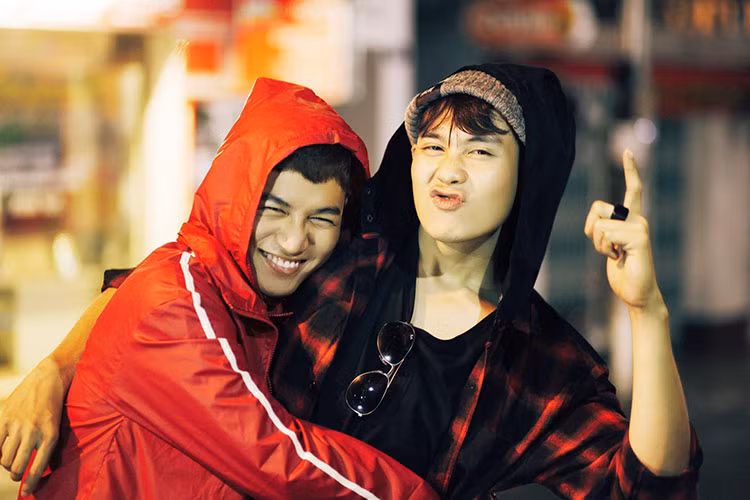 Ali Hoàng Dương (trái) khoe ảnh ôm chặt Đào Tín đồng thời chú thích: “Nhiều người hỏi về mối quan hệ của hai chúng tôi lắm. Hai chúng tôi là Tom và Jerry”.