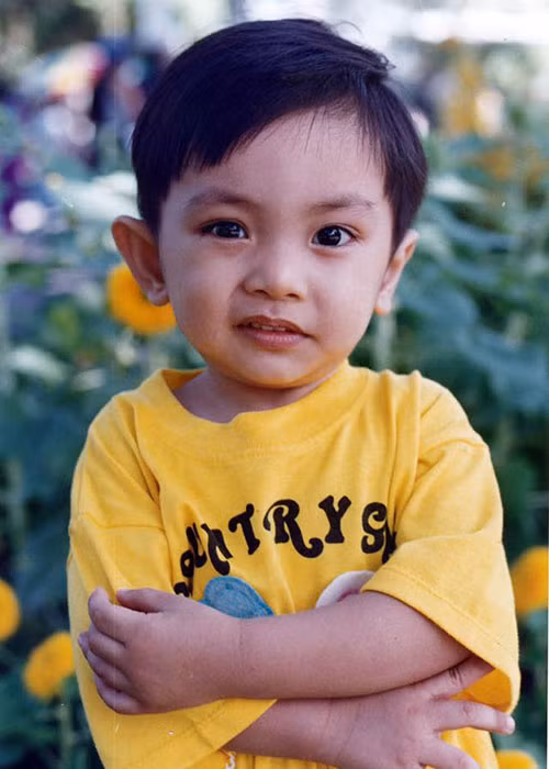 Phan Hiển khoe loạt ảnh hồi nhỏ. Nhiều người nhận xét anh và con trai hồi nhỏ rất giống nhau.