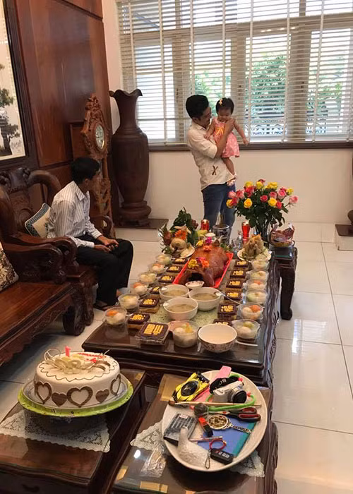 Vợ chồng diễn viên Vân Trang tổ chức tiệc thôi nôi tại nhà cho cô con gái đầu lòng.