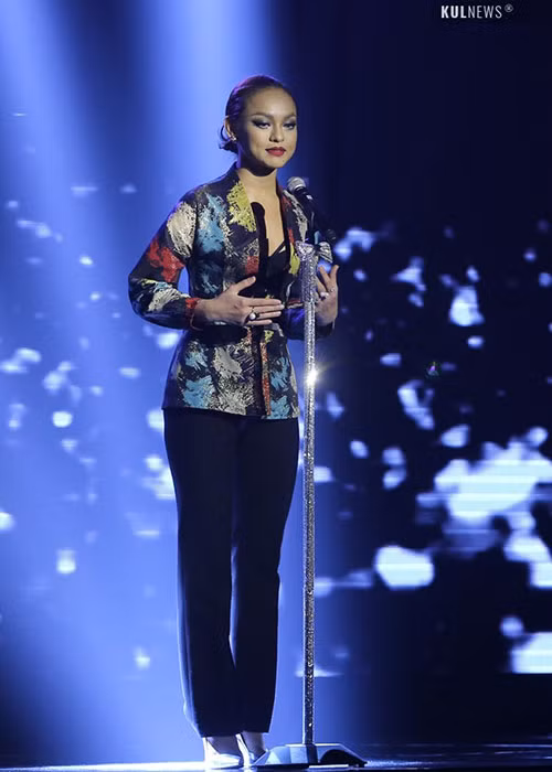 Trong đêm chung kết The Face 2016, Mai Ngô mặc áo như bà ngoại khiến khán giả không nhịn được cười. Ảnh: Kul News