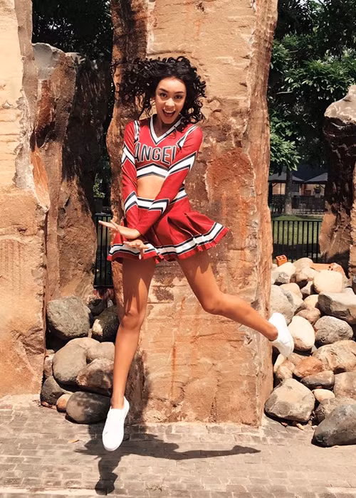 Dù lên tiếng phủ nhận, Cindy V vẫn bị chỉ trích. Ngoài ra, diễn xuất của cô trong “Glee” còn vấp phải những ý kiến trái chiều. Nhiều ý kiến đánh giá biểu cảm lẫn lời thoại của Cindy V đều khá tệ. Ảnh: FBNV