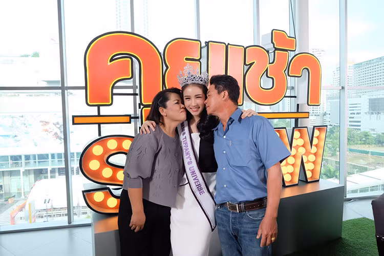 "Tôi chưa bao giờ nói với con tôi tự hào về cháu. Chúng tôi may mắn khi có một người con gái như Yoshi", cha người đẹp 20 tuổi xúc động chia sẻ.