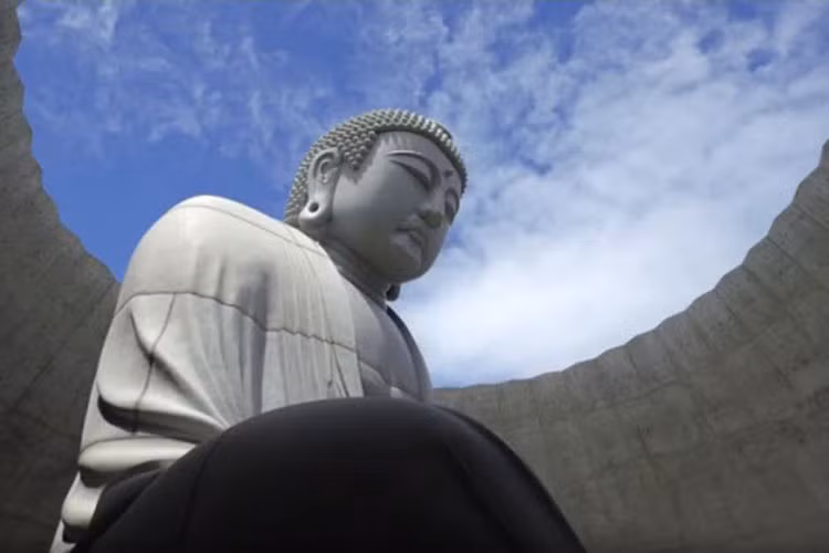 Bức tượng khổng lồ được làm bằng đá nguyên khối với chiều cao 13,5 m và nặng 1.500 tấn.