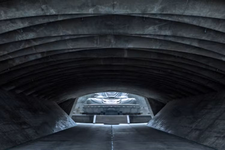 Dưới chân đồi là đường hầm dài 40m và không gian cầu nguyện lớn xung quanh bức tượng khổng lồ.