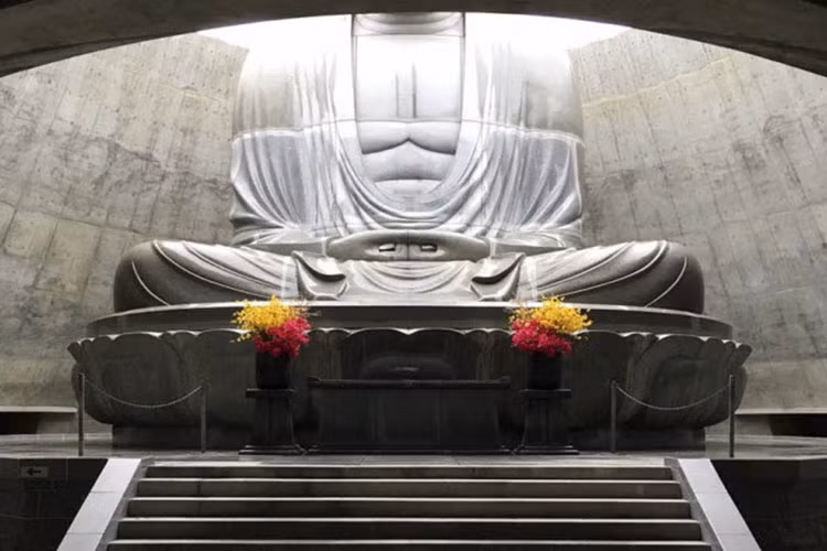 Khi đi qua đường hầm, du khách nhìn lên bức tượng Phật khổng lồ với đầu được bao quanh bởi ánh hào quang trên bầu trời.