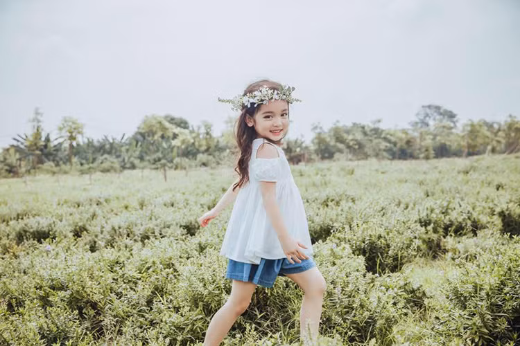 Diễn viên nhí phim “Ngược chiều nước mắt” có nhiều bộ ảnh đẹp long lanh được đăng tải trên mạng xã hội.