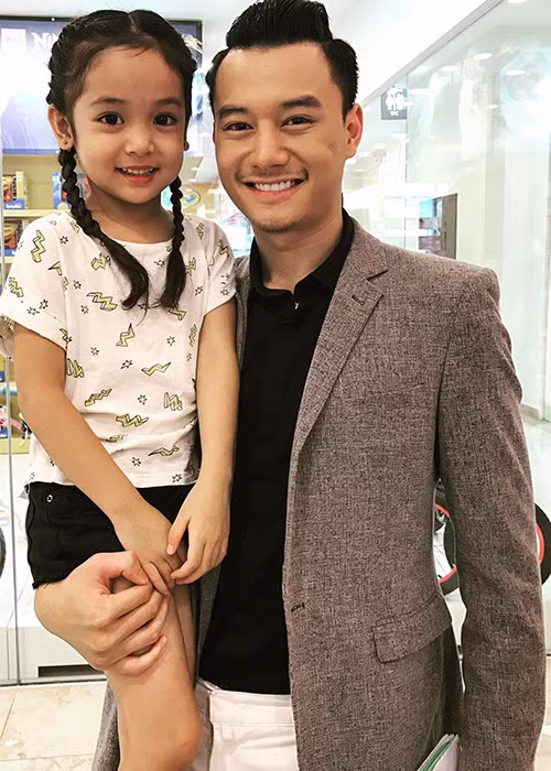 Dù lần đầu tiên đóng phim nhưng Chu Diệp Anh vẫn hoàn thành tốt vai diễn của mình bởi vốn quen với ống kính máy quay.