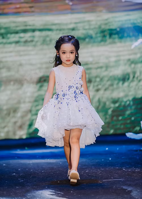 Hot girl nhí còn từng có kinh nghiệm sải bước trên sàn catwalk của không ít chương trình biểu diễn thời trang.