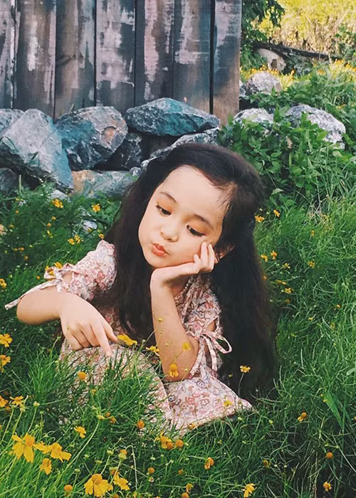 Cô nhóc gốc Hà thành còn được nhiều người yêu mến bởi vẻ nhí nhảnh, hồn nhiên ở đời thường.