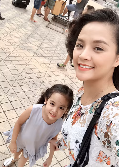 Trên phim trường, Chu Diệp Anh rất được yêu mến. Trong ảnh, hot girl nhí thân thiết với diễn viên Thu Quỳnh.