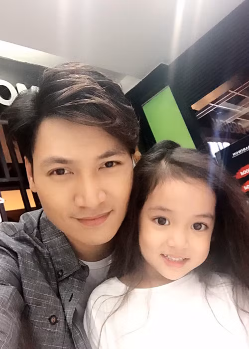 Trong phim “Ngược chiều nước mắt”, Chu Diệp Anh đóng vai con gái của cặp đôi Thành (Mạnh Trường) và Phương (Thu Quỳnh).