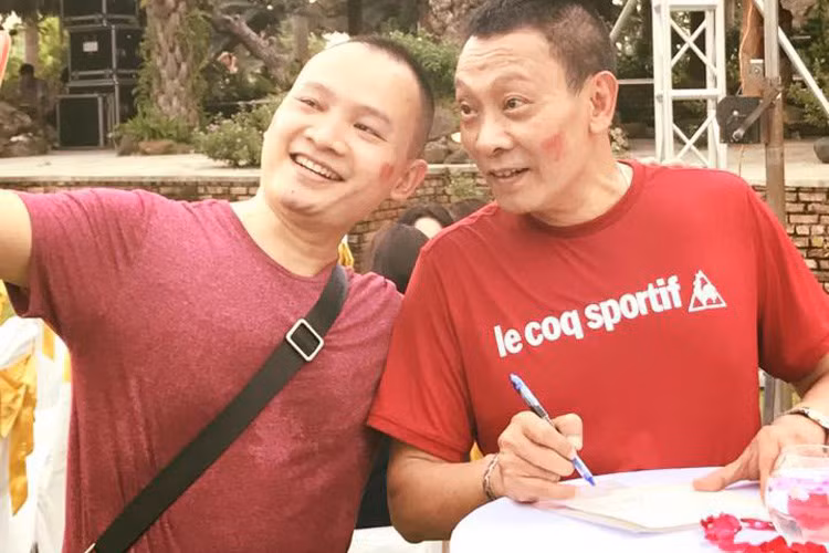 Nhà báo Lại Văn Sâm được khán giả truyền hình yêu mến qua vai trò người dẫn chương trình với lối dẫn tự nhiên, dí dỏm và đầy am hiểu. Một loạt các chương trình ghi dấu ấn của ông gồm: SV96, SV 2000, Trò chơi thi đấu liên tỉnh, Chúng tôi là chiến sĩ, Ai là triệu phú…Ảnh: FBNV