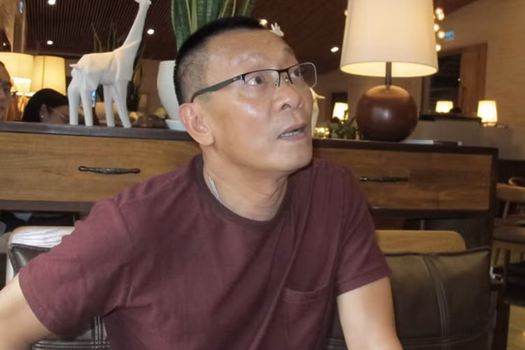 Chia sẻ với Tuổi trẻ, nam MC cho hay ông không còn phải họp hành hay duyệt bài. Thời gian rảnh rỗi, ông viết lách, chơi thể thao. Ảnh: Tuổi trẻ