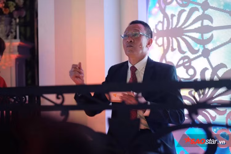 Trong chương trình, ông phiêu hết mình ở cánh gà sân khấu khi Yanbi - Yến Lê biểu diễn ca khúc “Cò lả”. Ảnh: Saostar