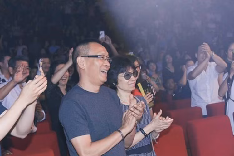 Nhà báo Lại Văn Sâm vốn rất yêu quý Thu Minh nên đích thân nữ ca sĩ đã dành vé để mời ông đến tham dự đêm nhạc của mình. Có mặt trong đêm nhạc, ông mặc áo phông xám, quần jeans giản dị. Ảnh: Dân Việt