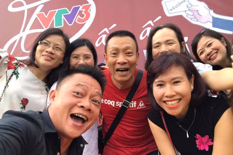 Chiều ngày 30/6, buổi tiệc chia tay MC "Ai là triệu phú" đã được tổ chức trong không khí vui vẻ, ấm cúng. Trong ảnh, nhà báo Lại Văn Sâm tươi rói chụp ảnh các đồng nghiệp thân thiết. Ảnh: FBNV