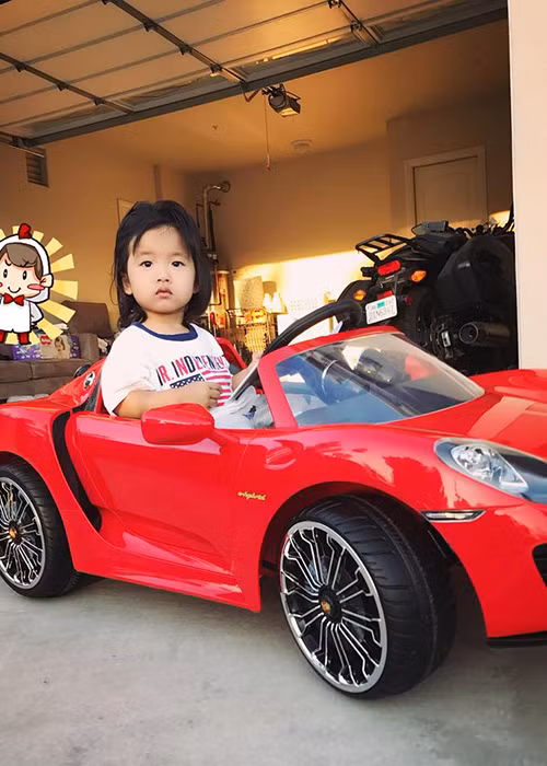 Con trai Ngọc Quyên thích thú lái xe ô tô đồ chơi.