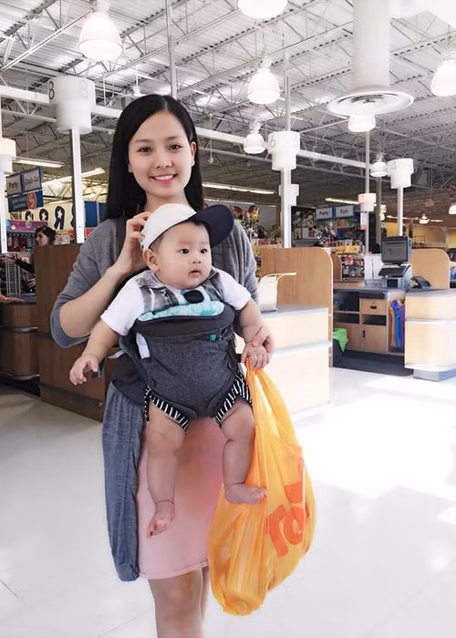 Khánh Hiền “Tôi thấy hoa vàng trên cỏ xanh” bồng con trai bụ bẫm đi chợ.