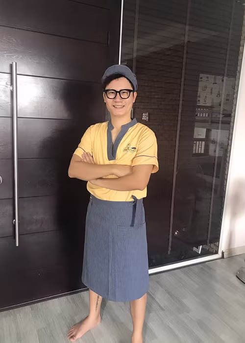 Hoàng Bách trở thành nhân viên chạy bàn cho nhà hàng của vợ trong lúc rảnh rỗi.