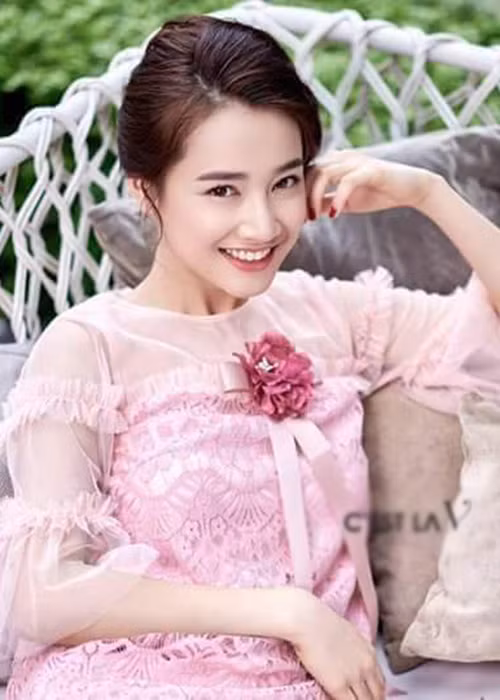 Nhã Phương viết trên trang cá nhân: “Đừng bao giờ tiết kiệm nụ cười ngay cả khi bạn buồn, vì không bao giờ bạn biết được có thể có ai đó sẽ yêu bạn vì nụ cười đó”.