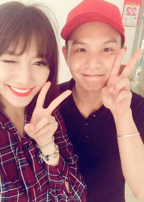 Hari Won chụp ảnh cùng nhạc sĩ Huỳnh Hiền Năng.