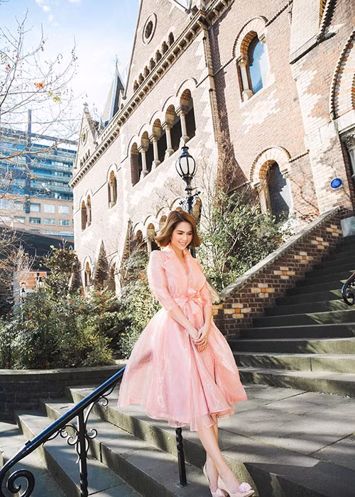 Ngọc Trinh diện váy tông hồng ngọt ngào giữa khung cảnh hoa lệ.