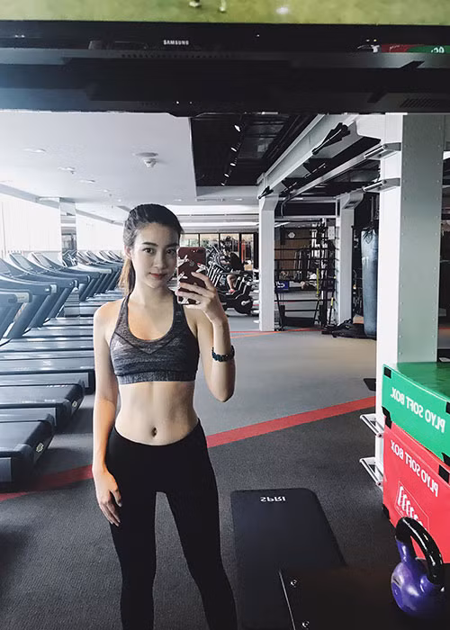 Đỗ Mỹ Linh khoe vóc dáng thon gọn. Hiện tại, cô nỗ lực tập luyện cho cuộc thi Hoa hậu Thế giới 2017.