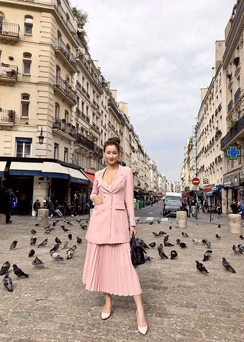 Maya khoe ảnh ở Paris kèm chú thích: “Người biết yêu thương sẽ tự mình kiềm chế những cảm xúc cá nhân, vì những người mà mình xem trọng. Người chưa đủ yêu thương sẽ chọn cách chiếm lấy lợi thế, để được thể hiện mình thật nhiều".