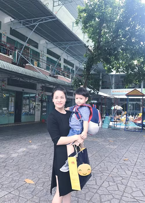 Nhật Kim Anh kể chuyện con trai đi học nhất quyết mang đôi dép đi ở lớp về nhà.