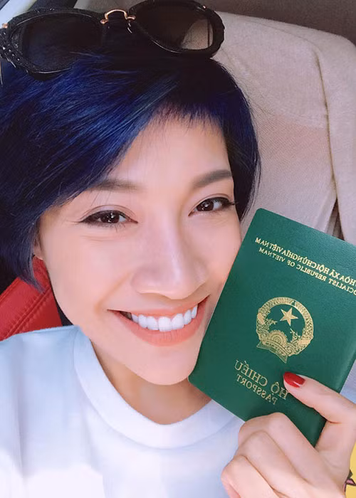 Pha Lê rạng rỡ khoe hộ chiếu mới làm lại là một trong những tin tức sao Việt trong ngày 26/9.
