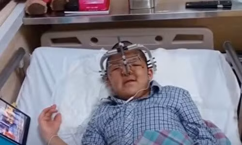 Nghi luc vuot benh tat cua con trai dien vien Quoc Tuan