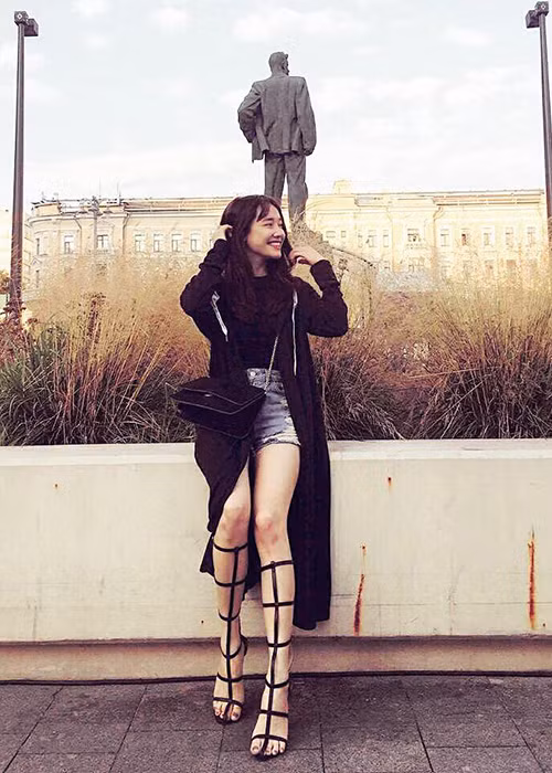 Nhã Phương tranh thủ giờ nghỉ giải lao để trốn đi chụp ảnh trong chuyến công tác ở Moscow.