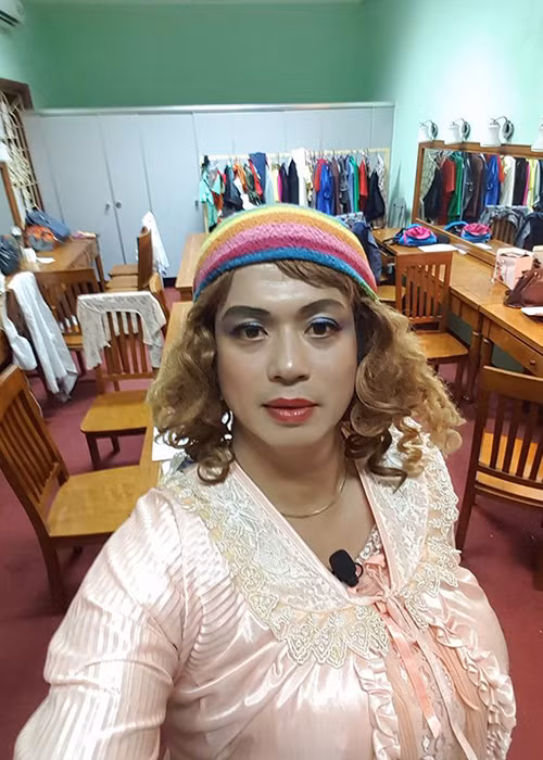 Diễn viên Lê Bá Anh khiến khán giả cười té ghế trước tạo hình giả gái của mình.