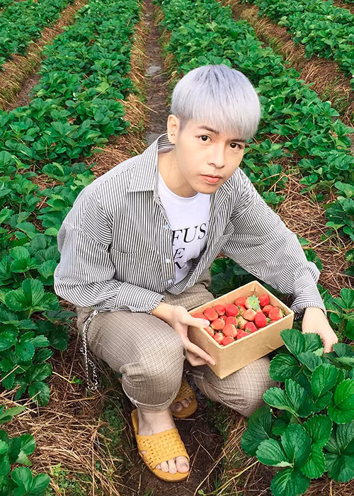 Đức Phúc khoe ảnh đi hái dâu trong chuyến đi Đà Lạt cách đây không lâu.