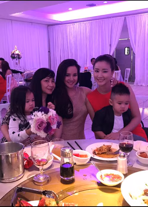 Vy Oanh (ở giữa) hội ngộ Maya (váy đỏ). Theo lời Vy Oanh, con trai của cô và con gái của Maya chơi rất thân.