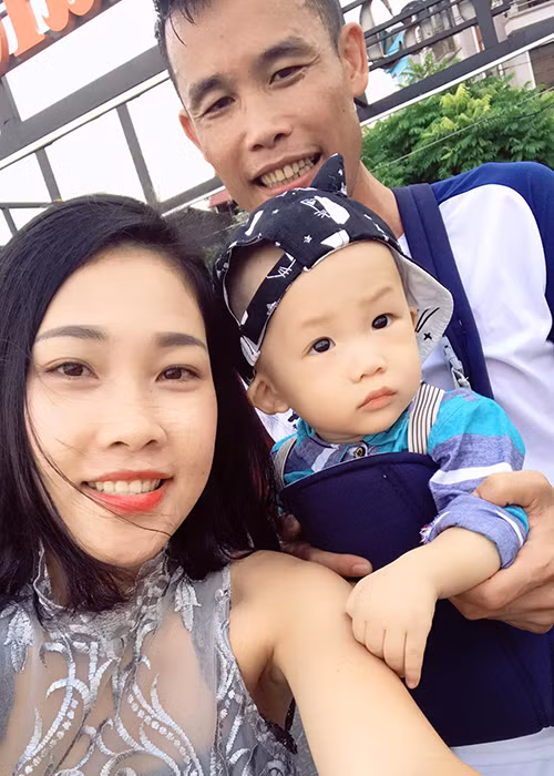 Diễn viên hài Hiệp Gà hạnh phúc bên vợ xinh đẹp và con trai kháu khỉnh.