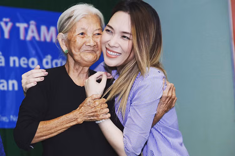 Khoảnh khắc đẹp của Mỹ Tâm trong chuyến từ thiện mới nhất ở Bến Tre.